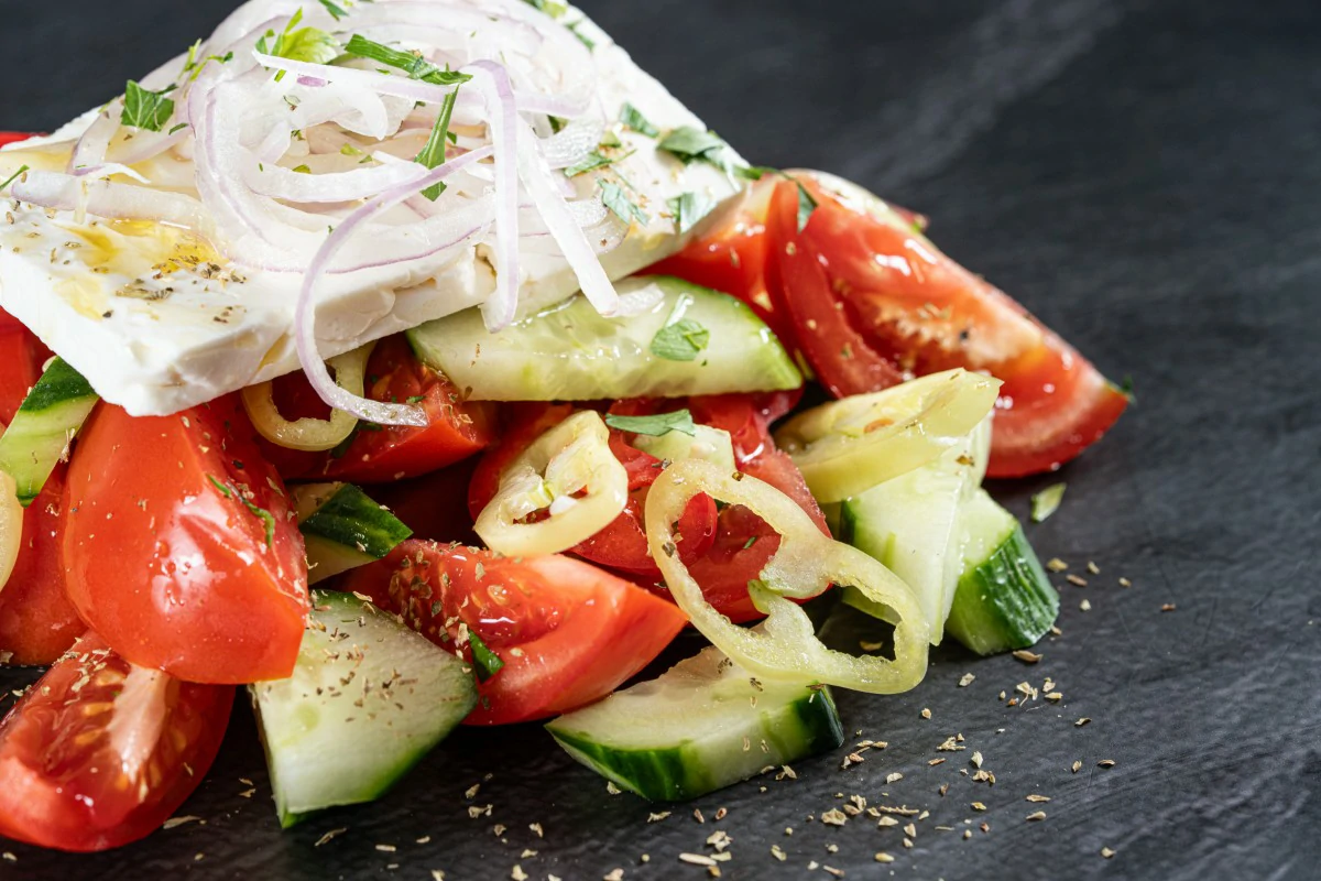 Χωριάτικη Σαλάτα - Κοτόπουλο Εύοσμος